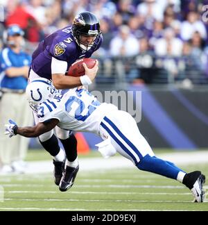 KEIN FILM, KEIN VIDEO, KEIN TV, KEIN DOKUMENTARFILM - Quarterback Joe Flacco von den Baltimore Ravens (5) wird von Tim Jennings von den Indianapolis Colts (23) in der zweiten Hälfte ihres Spiels in Baltimore, MD, USA am 22. November 2009 in Angriff genommen. Foto von George Bridges/MCT/Cameleon/ABACAPRESS.COM Stockfoto