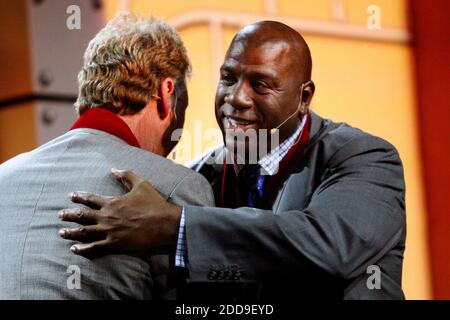 KEIN FILM, KEIN VIDEO, KEIN TV, KEIN DOKUMENTARFILM - Earvin 'Magic' Johnson und Larry Bird wurden am 22. November 2009 in die National Collegiate Basketball Hall of Fame in Kansas City, MO, USA aufgenommen. Foto von Chris Oberholtz/Kansas City Star/MCT/Cameleon/ABACAPRESS.COM Stockfoto