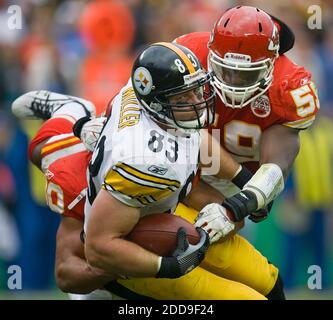 KEIN FILM, KEIN VIDEO, KEIN TV, KEIN DOKUMENTARFILM - Pittsburgh Steelers Tight End Heath Miller lehnt sich an die Vorbildfunktion an, da der Kansas City Chiefs-Linebacker Jovan Belcher, rechts, am 22. November 2009 im zweiten Spielquartal des Arrowhead Stadions in Kansas City, MO, USA, verteidigt. Die Chiefs besiegten die Steelers 27-24. Foto von David Eulitt/Kansas City Star/MCT/Cameleon:ABACAPRESS.COM Stockfoto