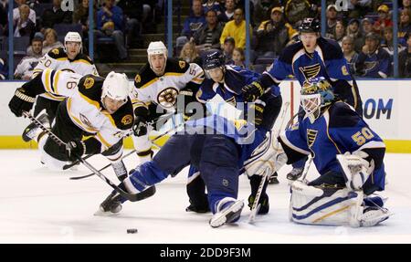 KEIN FILM, KEIN VIDEO, KEIN TV, KEIN DOKUMENTARFILM - Boston Bruins linker Flügel Marco Sturm (links) wird gestolpert, schafft es aber, einen Schuss abzuschießen, der von St. Louis Blues Torhüter Chris Mason (rechts) in der zweiten Periode Aktion im Scottrade Center in St. Louis, MO, mit Handschuhen gerettet wurde. USA am 23. November 2009. Foto von Chris Lee/St. Louis Post-Dispatch/MCT/ABACAPRESS.COM Stockfoto