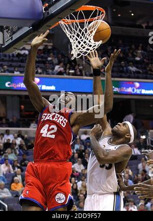 KEIN FILM, KEIN VIDEO, KEIN Fernsehen, KEIN DOKUMENTARFILM - Elton Brand (42) von Philadelphia 76ers reagiert, nachdem er von den Washington Wizards Brendan Haywood (33) während ihres Spiels, das am 24. November 2009 im Verizon Center in Washington, DC, USA gespielt wurde, angestickt wurde. Washington besiegte Philadelpia 108-107. Foto von Harry E. Walker/MCT/ABACAPRESS.COM Stockfoto