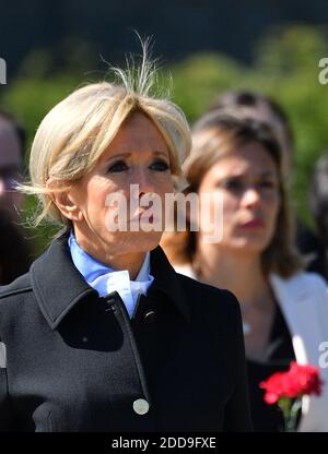 First Lady Brigitte Macron nimmt an einer Zeremonie Teil, um Blumen auf dem Piskaryovskoye Memorial Cemetery zu legen, wo die Opfer der Nazi-Blockade des damaligen Leningrad am 25. Mai 2018 in Sankt Petersburg begraben werden. Foto von Christian Liewig/ABACAPRESS.COM Stockfoto