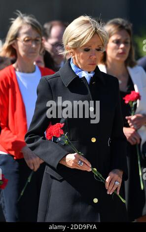 First Lady Brigitte Macron nimmt an einer Zeremonie Teil, um Blumen auf dem Piskaryovskoye Memorial Cemetery zu legen, wo die Opfer der Nazi-Blockade des damaligen Leningrad am 25. Mai 2018 in Sankt Petersburg begraben werden. Foto von Christian Liewig/ABACAPRESS.COM Stockfoto