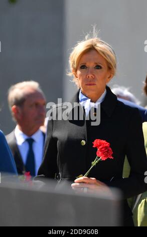 First Lady Brigitte Macron nimmt an einer Zeremonie Teil, um Blumen auf dem Piskaryovskoye Memorial Cemetery zu legen, wo die Opfer der Nazi-Blockade des damaligen Leningrad am 25. Mai 2018 in Sankt Petersburg begraben werden. Foto von Christian Liewig/ABACAPRESS.COM Stockfoto