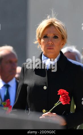 First Lady Brigitte Macron nimmt an einer Zeremonie Teil, um Blumen auf dem Piskaryovskoye Memorial Cemetery zu legen, wo die Opfer der Nazi-Blockade des damaligen Leningrad am 25. Mai 2018 in Sankt Petersburg begraben werden. Foto von Christian Liewig/ABACAPRESS.COM Stockfoto