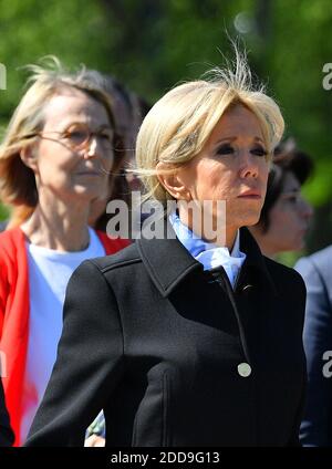 First Lady Brigitte Macron nimmt an einer Zeremonie Teil, um Blumen auf dem Piskaryovskoye Memorial Cemetery zu legen, wo die Opfer der Nazi-Blockade des damaligen Leningrad am 25. Mai 2018 in Sankt Petersburg begraben werden. Foto von Christian Liewig/ABACAPRESS.COM Stockfoto