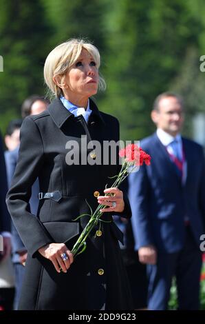 First Lady Brigitte Macron nimmt an einer Zeremonie Teil, um Blumen auf dem Piskaryovskoye Memorial Cemetery zu legen, wo die Opfer der Nazi-Blockade des damaligen Leningrad am 25. Mai 2018 in Sankt Petersburg begraben werden. Foto von Christian Liewig/ABACAPRESS.COM Stockfoto