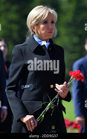 First Lady Brigitte Macron nimmt an einer Zeremonie Teil, um Blumen auf dem Piskaryovskoye Memorial Cemetery zu legen, wo die Opfer der Nazi-Blockade des damaligen Leningrad am 25. Mai 2018 in Sankt Petersburg begraben werden. Foto von Christian Liewig/ABACAPRESS.COM Stockfoto