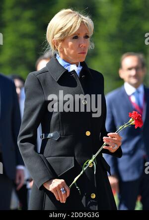 First Lady Brigitte Macron nimmt an einer Zeremonie Teil, um Blumen auf dem Piskaryovskoye Memorial Cemetery zu legen, wo die Opfer der Nazi-Blockade des damaligen Leningrad am 25. Mai 2018 in Sankt Petersburg begraben werden. Foto von Christian Liewig/ABACAPRESS.COM Stockfoto