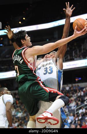 KEIN FILM, KEIN VIDEO, KEIN TV, KEIN DOKUMENTARFILM - Milwaukee Bucks Forward Ersan IIyasova (7) nimmt den Ball in den Korb gegen Washington Wizards Center Brendan Haywood (33) während des ersten Quartals Aktion im Verizon Center in Washington, DC, USA am 2. Dezember 2009. Die Zauberer besiegten die Bucks, 104-102. Foto von Chuck Myers/MCT/ABACAPRESS.COM Stockfoto