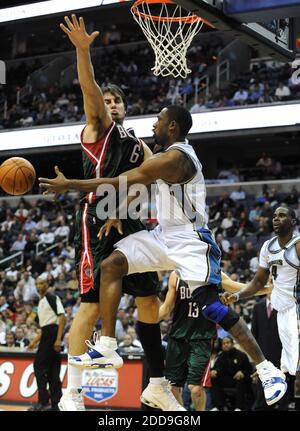 KEIN FILM, KEIN VIDEO, KEIN Fernsehen, KEIN DOKUMENTARFILM - Washington Wizards Guard Gilbert Arenas, rechts, abwaschen den Ball während unter Druck von Milwaukee Bucks Center Andrew Bogut während des vierten Quartal Aktion im Verizon Center in Washington, DC, USA am 2. Dezember 2009. Die Zauberer besiegten die Bucks, 104-102. Foto von Chuck Myers/MCT/ABACAPRESS.COM Stockfoto