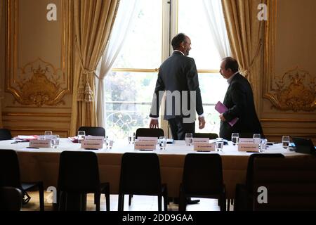 Der französische Premierminister Edouard Philippe nimmt am 25. Mai 2018 an einem Treffen mit Philippe Martinez, Generalsekretär des Allgemeinen Gewerkschaftsbundes (CGT), im Hotel Matignon in Paris Teil. Die französische Regierung hat zugesagt, 35 Milliarden Euro Schulden von der staatlichen Eisenbahn SNCF zu absorbieren, sagten Gewerkschaftsvertreter am 25. Mai, und erhöht die Chancen auf ein Ende von fast zwei Monaten Streiks. Stockfoto