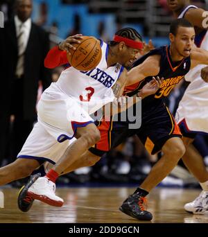 KEIN FILM, KEIN VIDEO, KEIN TV, KEIN DOKUMENTARFILM - Allen Iverson von Philadelphia 76ers fährt am 14. Dezember 2009 auf den Golden State Warriors Stephen Curry im Wachovia Center in Philadelphia, PA, USA. Foto von Ron Cortes/Philadelphia Inquirer/MCT/Cameleon/ABACAPRESS.COM Stockfoto