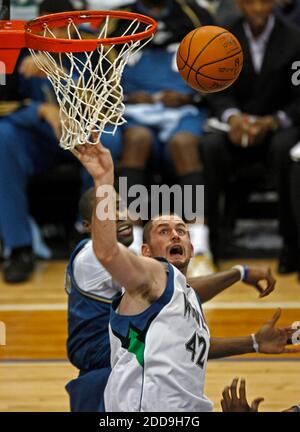 KEIN FILM, KEIN VIDEO, KEIN TV, KEIN DOKUMENTARFILM - Kevin Love von Minnesota Timberwolves kämpft während der Spielaktion gegen die Washington Wizards im Target Center in Minneapolis, MN, USA am 26. Dezember 2009 um einen Rebound. Die Timberwolves besiegten die Zauberer, 101-89. Foto von Marlin Levison/Minneapolis Star Tribune/MCT/Cameleon/ABACAPRESS.COM Stockfoto