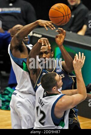 KEIN FILM, KEIN VIDEO, KEIN TV, KEIN DOKUMENTARFILM - Washington Wizards Guard Gilbert Arenas, Mitte, hat seine Aufnahme von Minnesota Timberwolves Verteidiger Damien Wilkins, links und Kevin Love (42) während Spiel Aktion im Target Center in Minneapolis, MN, USA am 26. Dezember 2009 blockiert. Die Timberwolves besiegten die Zauberer, 101-89. Foto von Marlin Levison/Minneapolis Star Tribune/MCT/Cameleon/ABACAPRESS.COM Stockfoto
