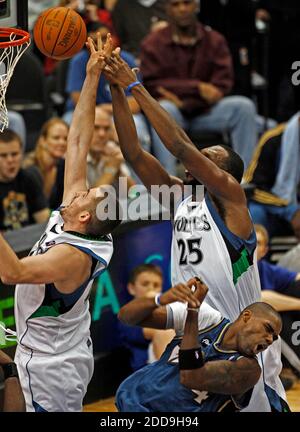 KEIN FILM, KEIN VIDEO, KEIN Fernsehen, KEINE DOKUMENTATION - Antwan Jamison, unten rechts, der Washington Wizards' wird vom Spiel abgeschlagen, während sich die Minnesota Timberwolves Kevin Love, Left und Al Jefferson während der Spielaktion im Target Center in Minneapolis, MN, USA am 26. Dezember 2009 in einem Rebound versammeln. Die Timberwolves besiegten die Zauberer, 101-89. Foto von Marlin Levison/Minneapolis Star Tribune/MCT/Cameleon/ABACAPRESS.COM Stockfoto