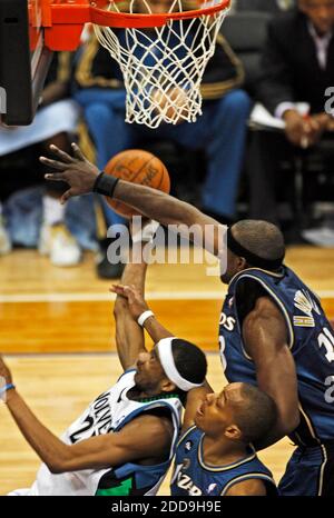 KEIN FILM, KEIN VIDEO, KEIN Fernsehen, KEINE DOKUMENTATION - Corey Brewer von Minnesota Timberwolves, links, geht für ein Layup gegen Washington Wizards Verteidiger Brendan Haywood während der Spiel-Action im Target Center in Minneapolis, MN, USA am 26. Dezember 2009. Die Timberwolves besiegten die Zauberer, 101-89. Foto von Marlin Levison/Minneapolis Star Tribune/MCT/Cameleon/ABACAPRESS.COM Stockfoto