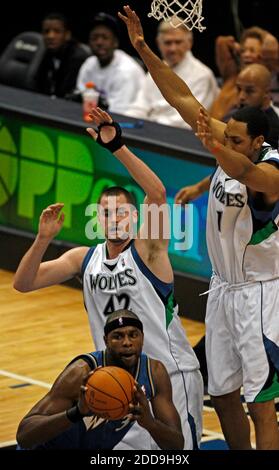 KEIN FILM, KEIN VIDEO, KEIN TV, KEINE DOKUMENTATION - Minnesota Timberwolves Verteidiger Kevin Love (42) und Ryan Hollins, rechts, Box in der Washington Wizards Brandon Haywood während Spiel Aktion im Target Center in Minneapolis, MN, USA am 26. Dezember 2009. Die Timberwolves besiegten die Zauberer, 101-89. Foto von Marlin Levison/Minneapolis Star Tribune/MCT/Cameleon/ABACAPRESS.COM Stockfoto