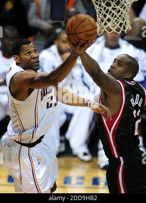 KEIN FILM, KEIN VIDEO, KEIN Fernsehen, KEINE DOKUMENTATION - Charlotte Bobcats Vorwärts Stephen Graham (23) fährt in den Korb, während Milwaukee Bucks-Wächter Michael REDD (22) am 28. Dezember 2009 in der Time Warner Cable Arena in Charlotte, NC, USA, defensiven Druck während der ersten Halbzeit ausübt. Foto von Jeff Siner/Charlotte Observer/MCT/Cameleon/ABACAPRESS.COM Stockfoto