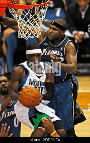 KEIN FILM, KEIN VIDEO, KEIN Fernsehen, KEINE DOKUMENTATION - der Minnesota Timberwolves' Jonny Flynn, links, geht nach oben für eine umgekehrte Layup um Washington Wizards Verteidiger Brendan Haywood während der Spiel-Action im Target Center in Minneapolis, MN, USA am 26. Dezember 2009. Die Timberwolves besiegten die Zauberer, 101-89. Foto von Marlin Levison/Minneapolis Star Tribune/MCT/Cameleon/ABACAPRESS.COM Stockfoto