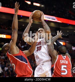 KEIN FILM, KEIN VIDEO, KEIN Fernsehen, KEINE DOKUMENTATION - Michael Beasley (30) von Miami Heat fährt am 4. Januar 2010 während eines NBA-Spiels in der American Airlines Arena in Miami, FL, USA, in den Korb, vorbei an den Atlanta Hawks' Al Horford (15) und Josh Smith (5). Foto von Patrick Farrell/Miami Herald/MCT/Cameleon/ABACAPRESS.COM Stockfoto