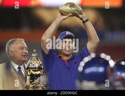 KEIN FILM, KEIN VIDEO, KEIN Fernsehen, KEINE DOKUMENTATION - Boise State Cheftrainer Chris Petersen hält die Trophäe des Fiesta Bowl entgegen, nachdem er Texas Christian (17-10) im Fiesta Bowl 2010 in Glendale, AZ, USA, am 4. Januar 2010 besiegt hat. Foto von Shawn Raecke/Idaho Statesman/MCT/ABACAPRESS.COM Stockfoto