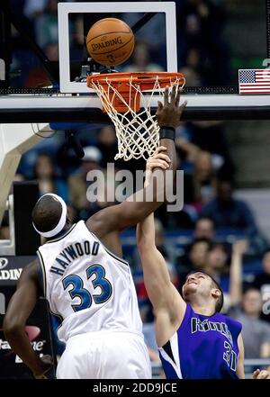 KEIN FILM, KEIN VIDEO, KEIN Fernsehen, KEIN DOKUMENTARFILM - Washington Wizards Brendan Haywood (33) wird von Sacramento Kings Spencer Hawes (31) während ihres Spiels, das am 16. Januar 2010 im Verizon Center in Washington, DC, USA gespielt wurde, gefouled. Washington besiegte Sacramento 96-86. Foto von Harry E. Walker/MCT/ABACAPRESS.COM Stockfoto