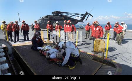 KEIN FILM, KEIN VIDEO, KEIN Fernsehen, KEIN DOKUMENTARFILM - Seeleute der US Navy liefern am Freitag, 15. Januar 2010, einen verletzten US-Bürger zur USS Carl Vinson. Die Gesundheitsabteilung verlegte den Mann zu einem der Deckaufzüge, um ihn in die medizinische Einrichtung des Schiffes zu bringen. Carl Vinson und Carrier Air Wing 17 führen als Reaktion auf die Erdbebenkatastrophe vom 12. Januar 2010 humanitäre und Katastrophenhilfe in Haiti durch. Foto von Adrian White/US Navy News Foto/MCT/ABACAPRESS.COM Stockfoto