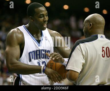 KEIN FILM, KEIN VIDEO, KEIN TV, KEIN DOKUMENTARFILM - Orlando Magic Center Dwight Howard spricht mit dem Schiedsrichter über das Fould im vierten Quartal gegen die Indiana Pacers in der Amway Arena in Orlando, FL, USA am 20. Januar 2010. Die Magie besiegte die Pacers, 109-98. Foto von Cassie Armstrong/Orlando Sentinel/MCT/ABACAPRESS.COM Stockfoto