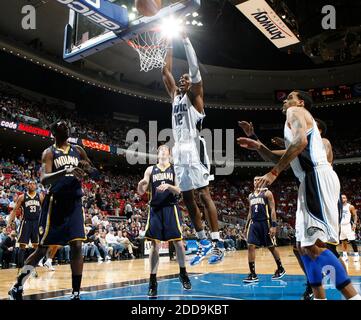 KEIN FILM, KEIN VIDEO, KEIN TV, KEIN DOKUMENTARFILM - Orlando Magic Center Dwight Howard (12) wird auf seinem Weg in den Korb während der Spiel-Action gegen die Indiana Pacers in der Amway Arena in Orlando, FL, USA am 20. Januar 2010 verschmutzt. Die Magie besiegte die Pacers, 109-98. Foto von Gary W. Green/Orlando Sentinel/MCT/Cameleon/ABACAPRESS.COM Stockfoto