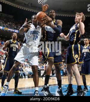 KEIN FILM, KEIN VIDEO, KEIN Fernsehen, KEINE DOKUMENTATION - Orlando Magic Center Dwight Howard (12) kämpft mit dem Indiana Pacers Center Roy Hibbert (55) während der Spielaktion in der Amway Arena in Orlando, FL, USA am 20. Januar 2010. Die Magie besiegte die Pacers, 109-98. Foto von Gary W. Green/Orlando Sentinel/MCT/Cameleon/ABACAPRESS.COM Stockfoto