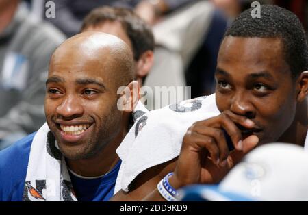 KEIN FILM, KEIN VIDEO, KEIN Fernsehen, KEINE DOKUMENTATION - Vince Carter, Left und Dwight Howard von Orlando Magic sehen sich das Spiel gegen die Indiana Pacers im zweiten Quartal in der Amway Arena in Orlando, FL, USA, am 20. Januar 2010 auf der Bank an. Die Magie besiegte die Pacers, 109-98. Foto von Gary W. Green/Orlando Sentinel/MCT/Cameleon/ABACAPRESS.COM Stockfoto