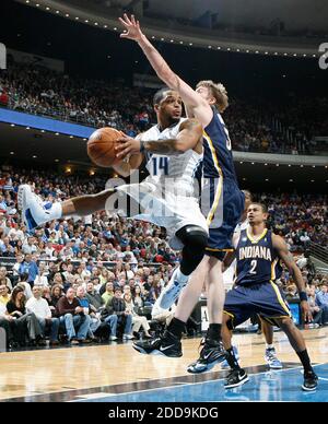 KEIN FILM, KEIN VIDEO, KEIN TV, KEIN DOKUMENTARFILM - Orlando Magic Guard Jameer Nelson (14) geht in der ersten Hälfte gegen die Indiana Pacers in der Amway Arena in Orlando, FL, USA am 20. Januar 2010 in die Farbe. Die Magie besiegte die Pacers, 109-98. Foto von Gary W. Green/Orlando Sentinel/MCT/Cameleon/ABACAPRESS.COM Stockfoto