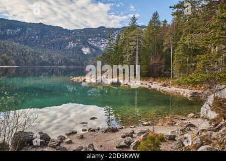 Reflektierender Bergsee in den deutschen alpen. Eibsee in bayern. Stockfoto