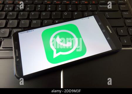 KONSKIE, POLEN - 21. Dezember 2019: WhatsApp Messenger Logo auf dem Handy angezeigt Stockfoto