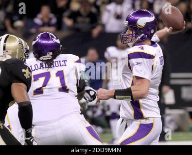 KEIN FILM, KEIN VIDEO, KEIN TV, KEIN DOKUMENTARFILM - Minnesota Vikings Quarterback Brett Favre geht zurück für einen Pass gegen die New Orleans Saints im ersten Viertel der NFC Championship im Superdome in New Orleans, LA, USA am 24. Januar 2010. News Orleans Saints gewann 31-28. Foto von William Colgin/Biloxi Sun-Hearld/MCT/Cameleon/ABACAPRESS.COM Stockfoto