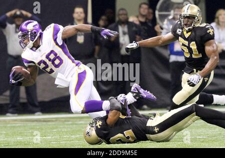 KEIN FILM, KEIN VIDEO, KEIN TV, KEIN DOKUMENTARFILM - New Orleans Saints Safety Darren Sharper tackles Minnesota Vikings running back Adrian Peterson während des ersten Quartals der NFC Championship im Superdome in New Orleans, LA, USA am 24. Januar 2010. News Orleans Saints gewann 31-28. Foto von John Fitzhugh/Biloxi Sun-Hearld/MCT/Cameleon/ABACAPRESS.COM Stockfoto