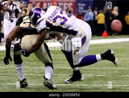 KEIN FILM, KEIN VIDEO, KEIN TV, KEIN DOKUMENTARFILM - New Orleans Saints Punt Returner Reggie Bush, links, fummelt den Ball, als er vom Minnesota Vikings' Eric Frampton während des zweiten Quartals der NFC Championship im Superdome in New Orleans, LA, USA am 24. Januar 2010 getroffen wird. News Orleans Saints gewann 31-28. Foto von William Colgin/Biloxi Sun-Hearld/MCT/Cameleon/ABACAPRESS.COM Stockfoto