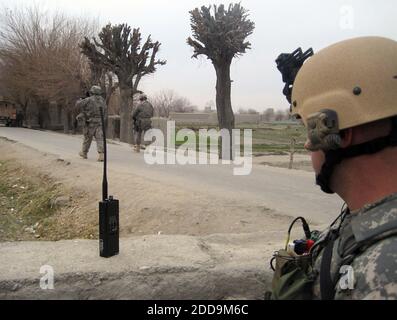 KEIN FILM, KEIN VIDEO, KEIN TV, KEINE DOKUMENTATION - Kapitän Roger Brooks, 36, aus Dallas, Georgia, 165. Air Support Operations Squadron, die GA Air National Guard aus Braunschweig, Georgia, beobachtet, wie der Armeewächter einen mutmaßlichen Sprengsatz untersucht, der am 29. Januar vor einer Polizeistation in der Nähe von Jalalabad, Afghanistan, gepflanzt wurde. 2010. Verdächtig, wie jemand einen Sprengsatz in einem so beengten Dorf errichten könnte, rief Brooks in einem F-15, um einige Minuten früher Fackeln fallen zu lassen, um potenzielle Feinde zu warnen. Foto von Nancy Youssef/MCT/ABACAPRESS.COM Stockfoto