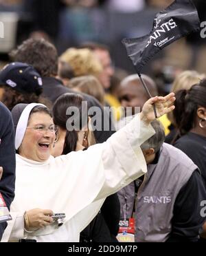 KEIN FILM, KEIN VIDEO, KEIN TV, KEIN DOKUMENTARFILM - Sr. Mary Rose von der Cathedral Academy in New Orleans jubelt für die New Orleans Saints vor dem Start ihres NFC-Championship-Spiels gegen das Minnesota Minnesota im Superdome in New Orleans, LA, USA am 24. Januar 2010. News Orleans Saints gewann 31-28. Foto von John Fitzhugh/Biloxi Sun-Hearld/MCT/Cameleon/ABACAPRESS.COM Stockfoto
