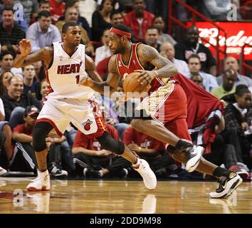 KEIN FILM, KEIN VIDEO, KEIN Fernsehen, KEIN DOKUMENTARFILM - LeBron James von Cleveland Cavaliers fährt in den Korb, während Dorell Wright von Miami Heat das Stück am 25. Januar 2010 in der American Airlines Arena in Miami, FL, USA verteidigt. Foto von Hector Gabino/El Nuevo Herald/MCT/Cameleon/ABACAPRESS.COM Stockfoto