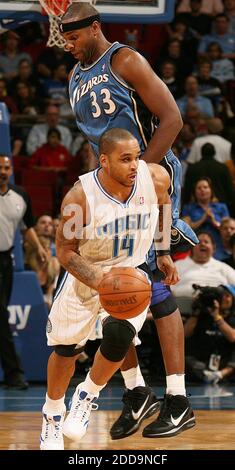 KEIN FILM, KEIN VIDEO, KEIN Fernsehen, KEINE DOKUMENTATION - Orlando Magic Guard Jameer Nelson (14) nimmt den Ball vom Washington Wizards Center Brendan Haywood (33) während des NBA Basketball Spiels, Washington Wizards gegen Orlando Magic in der Amway Arena in Orlando, Florida, USA am 5. Februar 2010. Washington Wizards gewann 92-91. Foto von Stephen M. Dowell/MCT/Cameleon/ABACAPRESS.COM Stockfoto