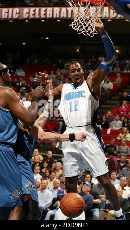 KEIN FILM, KEIN VIDEO, KEIN TV, KEINE DOKUMENTATION - Orlando Magic Center Dwight Howard (12) kämpft Washington Wizards Center Brendan Haywood, links, um den Ball während des NBA Basketball-Spiels, Washington Wizards gegen Orlando Magic in der Amway Arena in Orlando, Florida, USA am 5. Februar 2010. Washington Wizards gewann 92-91. Foto von Stephen M. Dowell/MCT/Cameleon/ABACAPRESS.COM Stockfoto