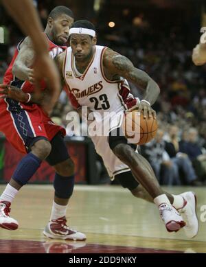 KEIN FILM, KEIN VIDEO, KEIN Fernsehen, KEIN DOKUMENTARFILM - LeBron James von Cleveland Cavaliers fährt im ersten Quartal an Terrence Williams von New Jersey Nets vorbei während des NBA-Basketballmatches, New Jersey Nets gegen Cleveland Cavaliers in der Quicken Loans Arena in Cleveland, USA, am 9. Februar 2010. Cleveland gewann 104-97. Foto von Paul Tople/MCT/ABACAPRESS.COM Stockfoto