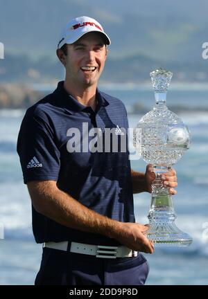 KEIN FILM, KEIN VIDEO, KEIN Fernsehen, KEINE DOKUMENTATION - Dustin Johnson hält die Trophäe, nachdem er am 14. Februar 2010 die AT&T Pebble Beach National Pro-am, Final Round in Pebble Beach, Kalifornien, USA, gewonnen hat. Foto von Jose Carlos Fajardo/MCT/Cameleon/ABACAPRESS.COM Stockfoto