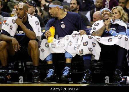 KEIN FILM, KEIN VIDEO, KEIN Fernsehen, KEIN DOKUMENTARFILM - Carmelo Anthony von Denver Nuggets, rechts, lacht, als er in der ersten Halbzeit gegen die Washington Wizards im Verizon Center in Washington, D.C. mit seinen Teamkollegen Chauncey Bilups, Left und Kenyon Martin auf der Bank sitzt, Freitag, 19. Februar 2010. Foto von Peter Lockley/MCT/ABACAPRESS.COM Stockfoto