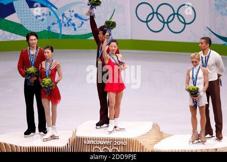 KEIN FILM, KEIN VIDEO, KEIN Fernsehen, KEINE DOKUMENTATION - Chinas Hongbo Zhao und Xue Shen feiern nach dem Gewinn der Goldmedaille während des Long Pairs Free Figure Skating Programms während der Olympischen Winterspiele 2010 in Vancouver, Kanada am 15. Februar 2010. Die Chinesen Jian Tong und Qing Pang, der Silbermedaillengewinner sind links und der deutsche Bronzemedaillengewinner Robin Szolkowy und Aliona Savchenko sind rechts. Foto von Harry E. Walker/MCT/ABACAPRESS.COM Stockfoto