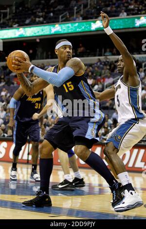 KEIN FILM, KEIN VIDEO, KEIN Fernsehen, KEINE DOKUMENTATION - Carmelo Anthony (15) von Denver Nuggets stellt sich gegen den Washington Wizards-Verteidiger Josh Howard (55) während der ersten Hälfte im Verizon Center in Washington, D.C., Freitag, 19. Februar 2010. Foto von Peter Lockley/MCT/ABACAPRESS.COM Stockfoto