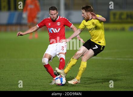 Charlton Athletic's Chris Gunter (links) und Burton Albion's Stephen Quinn kämpfen während des Sky Bet League One Matches im Pirelli Stadium, Burton, um den Ball. Stockfoto