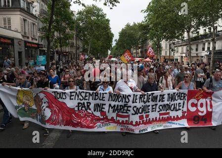 Etwas mehr als 30,000 Menschen demonstrierten in den Straßen von Paris für den "Marée Populaire", der von France Insoumise (FI) organisiert wurde und sich etwa sechzig Vereinigungen, Gewerkschaften und linken politischen Parteien anschloss, um gegen die allgemeine Politik der Regierung Emmanuel Macrons zu protestieren. Paris, Frankreich, 26. Mai 2018. Foto von Samuel Boivin / ABACAPRESS.COM Stockfoto